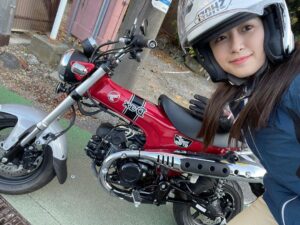 Miyu Kitamuki Instagram - 発売中の「モーターサイクリスト」1月号に掲載していただいています！
11月号に掲載していただいてからまたすぐに呼んでいただいてとても嬉しいです✨

今回は〜冬の快暖バイク旅〜ということで、
Dax125ccを相棒に冬でもツーリングに行きたいバイカーの皆さんにもってこいの情報が満載となっです☀️

訪れた場所は静岡県！
伊豆半島の端っこまで行ってきました🫡
バイクで風を浴びて、あったかいご飯と温泉で体を芯から温める…。バイカーなら分かる、、最高の流れです😏
Dax125ccの乗り心地も軽いのに力はしっかりあって今回のツーリングには最高のバイクでした🫡

バイカーの方はもちろん、バイクに少しでも興味のある方は是非ぜひお手に取ってご覧ください🙇‍♀️✨

#モーターサイクリスト
#dax125cc