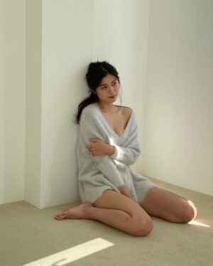 Miyu Kitamuki Instagram - 発売中のFRIDAYにグラビアを掲載していただいてます！

カメラマンの倉本さんの光の使い方が巧妙すぎてたくさん良いカットが生まれました😳

デジタル写真集も出ているのでぜひぜひそちらも見てみてね🫰

このニットふわふわで可愛かった〜