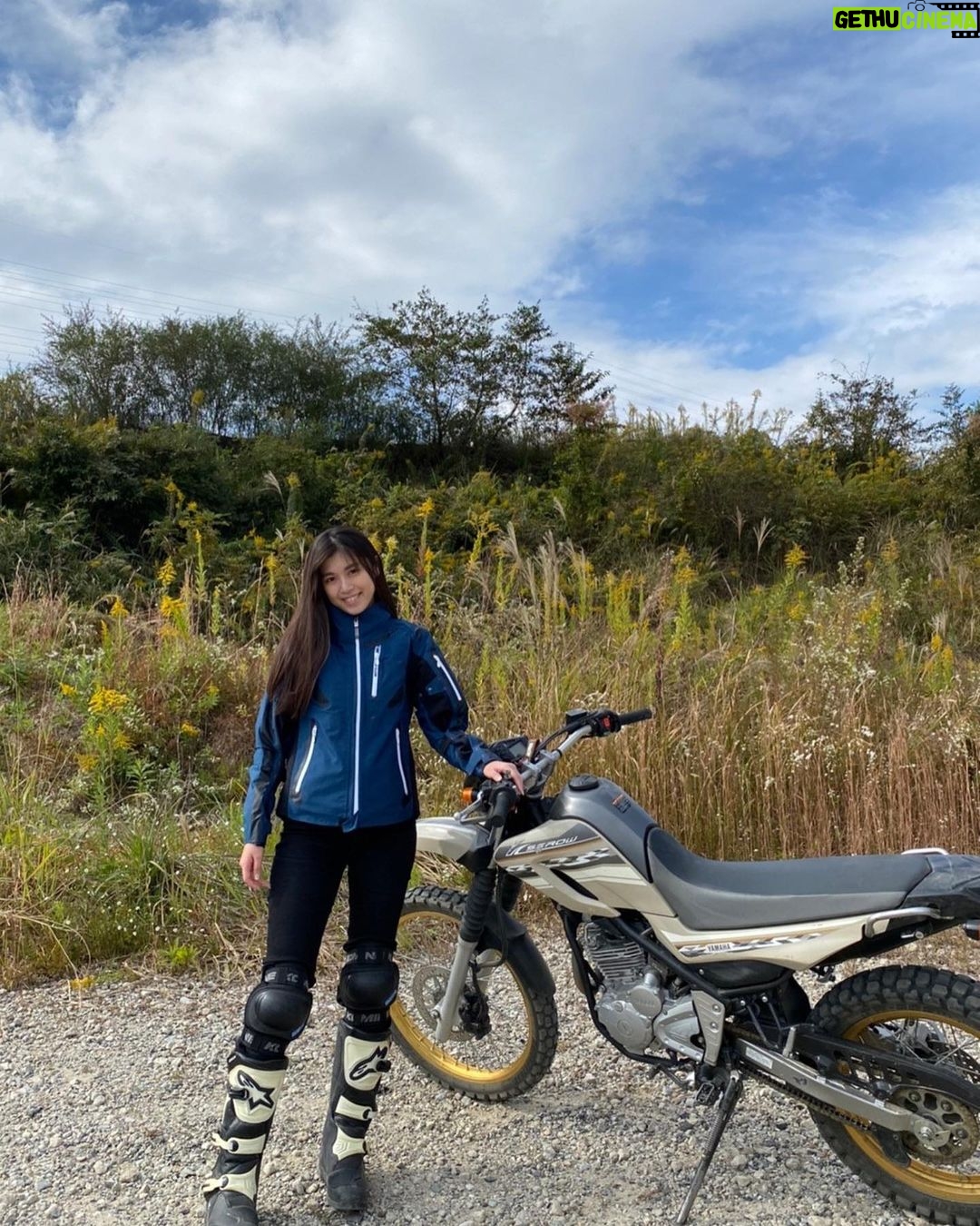 Miyu Kitamuki Instagram - バイクのニュースの取材で YAMAHA主催の大人のバイクレッスンで初のオフロード走行をしてきました! 記事の第一弾が公開されてます🏍 内容は是非記事を読んでいただければと思うのですが、 とりあえず終わったその日から2日ほど全身筋肉痛が治りませんでした、、😂 とっても良い経験をさせていただいたので是非記事もチェックしてみてください👀 ストーリーから飛べます🏍 #バイクのニュース #YAMAHA #セロー