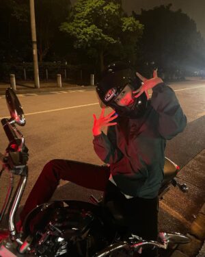 Miyu Kitamuki Instagram - 8月19日。
バ  イクの日らしいです。

てことで最近の写真を〜🏍

夜のお台場はさいっこうでした。

みんなも安全運転で楽しみましょうね〜🫡
#バイクの日