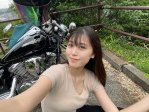 Miyu Kitamuki Instagram - ドラちゃんと一緒なら梅雨だって最高な1日になっちゃう！！！☀️

インスタでよくお見かけする、

バイクと一緒に写真を取ってるバイク女子の方々の真似をして上着脱いで撮ってみました🫶

走ってる時はもちろん上着羽織ってます😎

どこに行ったかはYouTubeであげますのでお楽しみに😎

#バイク女子#ドラッグスター250#YAMAHA