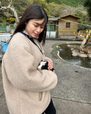 Miyu Kitamuki Instagram - クリスマスっぽい写真ないかなーってフォルダを見てたら
先月、母と姉と3人で伊東へ旅行に行った時の写真がありました〜🎄

発売中のモーターサイクリストの撮影で初めて行かせていただいた伊東が、最高だったので家族でも行っちゃいました！

ついでに旅行の思い出載せます✌️

メリークリスマス！！🎅

#イルミネーション
#イルカ
#カピバラ
#どんぐり
#モルモット
#モーターサイクリスト
#撮影で行ったところに家族で行きがち