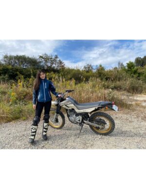 Miyu Kitamuki Instagram - バイクのニュースや、発売中のモーターサイクリストでいつも着用させていただいている衣装はクシタニさんのものです！

憧れのクシタニさんのウェアやブーツを身につけながらの撮影は非常にテンションが上がります。

通気性はありつつ、しっかり体を守ってくれる抜群のフィット感が運転への安心感にも繋がるのでありがたいです。

写真のウェアは脱着式のインナーもついていて、新作らしいのでバイカーの皆さん！要チェックです！