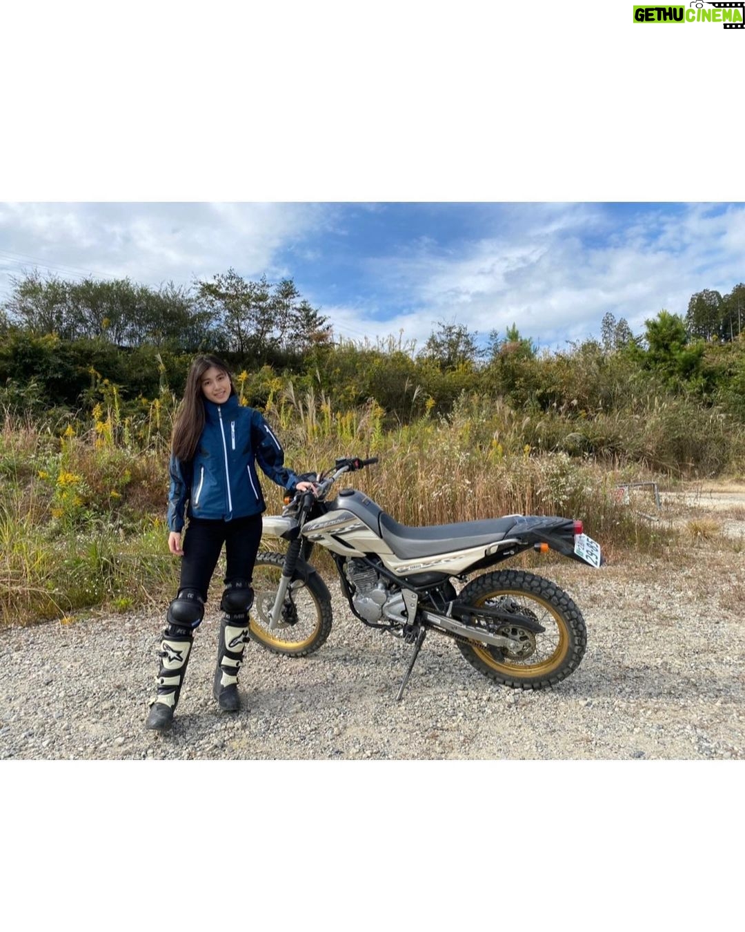 Miyu Kitamuki - 1.6K Likes - バイクのニュースや、発売中のモーターサイクリストでいつも着用させていただいている衣装はクシタニさんのものです!
憧れのクシタニさんのウェアやブーツを身につけながらの撮影は非常にテンションが上がります。
通気性はありつつ、しっかり体を守ってくれる抜群のフィット感が運転への安心感にも繋がるのでありがたいです。
写真のウェアは脱着式のインナーもついていて、新作らしいのでバイカーの皆さん!要チェックです!