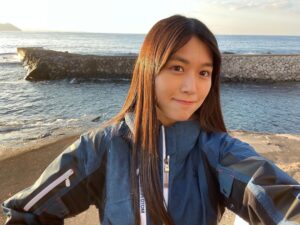 Miyu Kitamuki Instagram - 発売中の「モーターサイクリスト」1月号に掲載していただいています！
11月号に掲載していただいてからまたすぐに呼んでいただいてとても嬉しいです✨

今回は〜冬の快暖バイク旅〜ということで、
Dax125ccを相棒に冬でもツーリングに行きたいバイカーの皆さんにもってこいの情報が満載となっです☀️

訪れた場所は静岡県！
伊豆半島の端っこまで行ってきました🫡
バイクで風を浴びて、あったかいご飯と温泉で体を芯から温める…。バイカーなら分かる、、最高の流れです😏
Dax125ccの乗り心地も軽いのに力はしっかりあって今回のツーリングには最高のバイクでした🫡

バイカーの方はもちろん、バイクに少しでも興味のある方は是非ぜひお手に取ってご覧ください🙇‍♀️✨

#モーターサイクリスト
#dax125cc