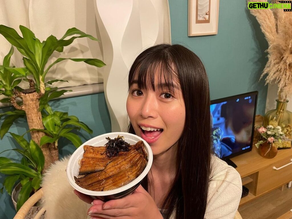 Miyu Kitamuki Instagram - 昨日、土用の丑の日で鰻食べました〜🫶 夏バテ対策☀️ 姉と母曰く、私の鰻は2人のよりもちょっといい鰻を残しておいてくれたらしい🥹 まだまだ夏はこれからだ〜い🐬