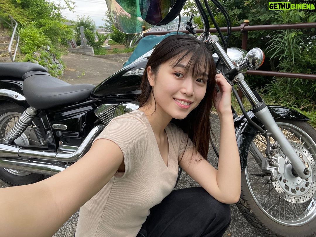 Miyu Kitamuki - 2.5K Likes - ドラちゃんと一緒なら梅雨だって最高な1日になっちゃう!!!☀️
インスタでよくお見かけする、
バイクと一緒に写真を取ってるバイク女子の方々の真似をして上着脱いで撮ってみました🫶
走ってる時はもちろん上着羽織ってます😎
どこに行ったかはYouTubeであげますのでお楽しみに😎
#バイク女子#ドラッグスター250#YAMAHA