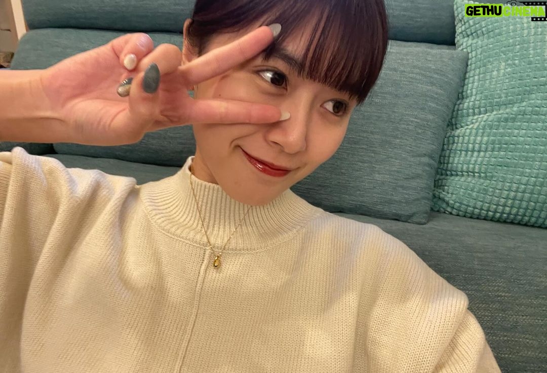 Miyu Kitamuki Instagram - 爪の色とお家のソファーの色と服の色がコラボしてた💅🛋️👚