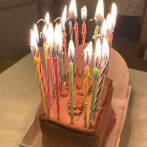 Miyu Kitamuki Instagram - 気づけば今日で24歳
産んでくれた母とこれまで支えてくれた家族と出会ってくれた皆さんに心から感謝です。
コメント・DMでメッセージくださった方々ありがとうございます🙇‍♀️

母が24歳だからと律儀に24本ロウソクを立ててくれましたがほぼ火事でした。