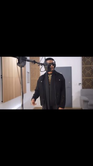 Mohamed Ramadan Instagram - يارب كل سنة وكل عربي بأفضل حال
اثناء تسجيل أغنية عربي إستنوها قريباً أوي 
🐪 ثقة في الله نجاح 🦅