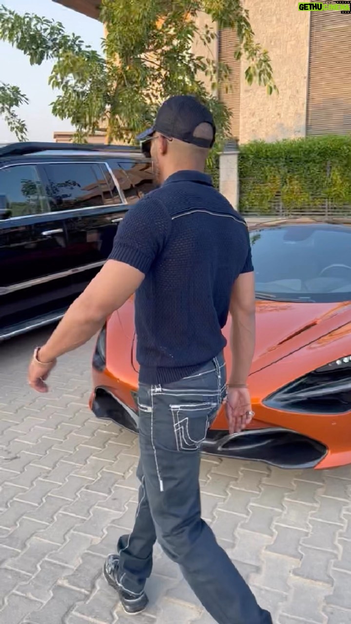 Mohamed Ramadan Instagram - ساعة بتتقل و ساعة كدة شابطة Come Baby Come 23M views 🤟🏽😉
