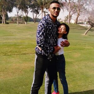 Mohamed Ramadan Instagram - زي النهاردة ربنا رزقني بأول بنت حنين محمد رمضان .. كل عيد ميلاد و أنتي أجمل البنات
🎁🎊🎉🎂