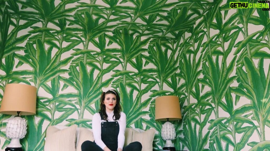 Molly Tarlov Instagram - Oh, you don’t wallpaper your ceiling? #BeBetter Frank Sinatra's Twin Palms Estate