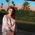 Molly Tarlov Instagram – Anyone wanna go on halvsies on Frank Sinatra’s first house in Palm Springs? I have good credit 👌🏼 The pool is shaped like a piano and the ghosts seem friendly 🎹🎼👻 Frank Sinatra’s Twin Palms Estate