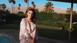 Molly Tarlov Instagram - Anyone wanna go on halvsies on Frank Sinatra’s first house in Palm Springs? I have good credit 👌🏼 The pool is shaped like a piano and the ghosts seem friendly 🎹🎼👻