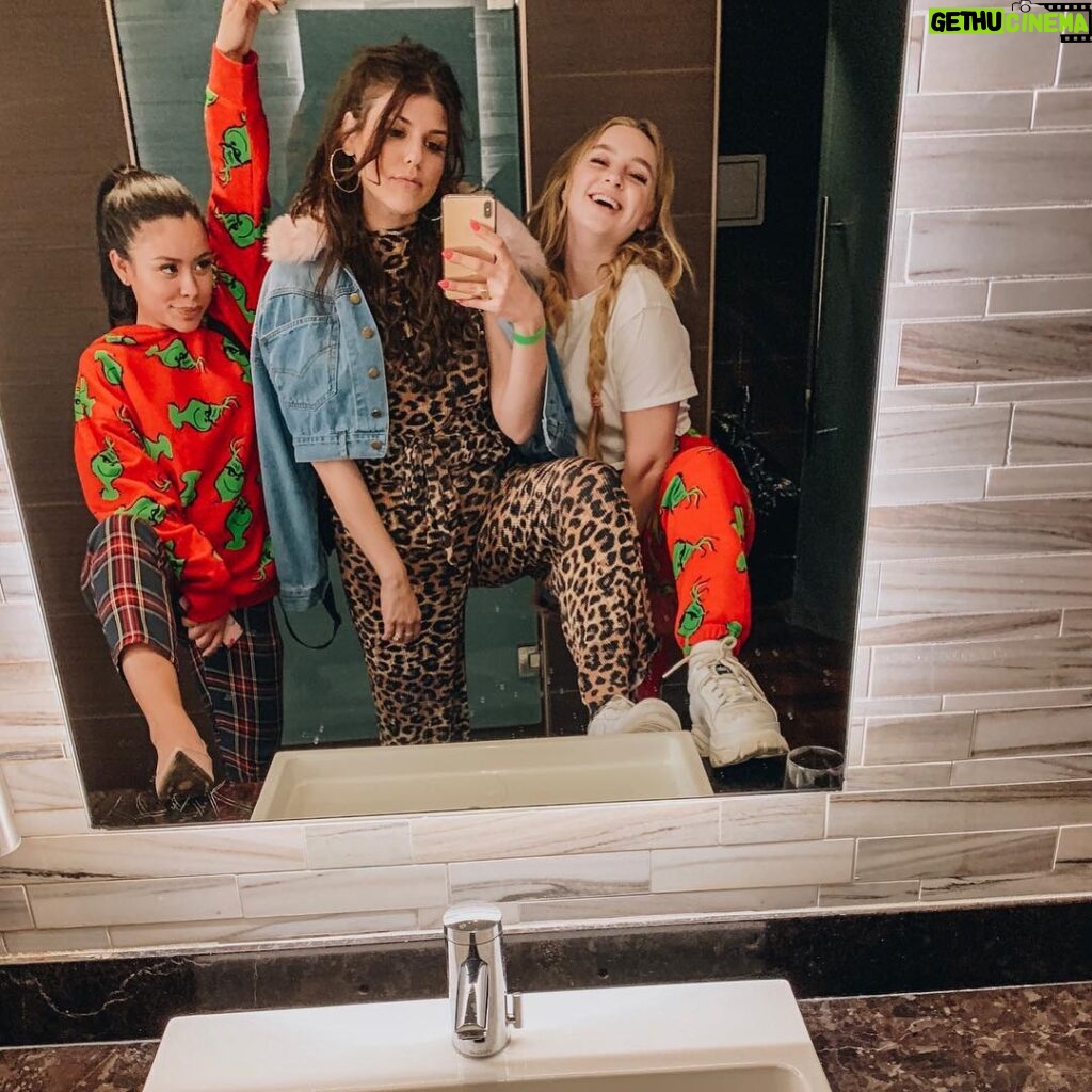 Molly Tarlov Instagram - Last night tryna figure out why people like to put their foot on the sink to take a picture 🤷🏻‍♀
