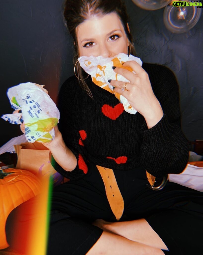Molly Tarlov Instagram - Just had Taco Bell as 2nd meal instead of 4th meal (aka in daylight and actually can taste what I’m eating) for the first time and my life is forever changed. Please tell me what to order—so far cheesy gordita crunch is La Reina 👑
