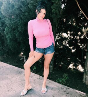 Molly Tarlov Instagram - "Protect Ya (🐢)Neck"-Wu-Tang Clan