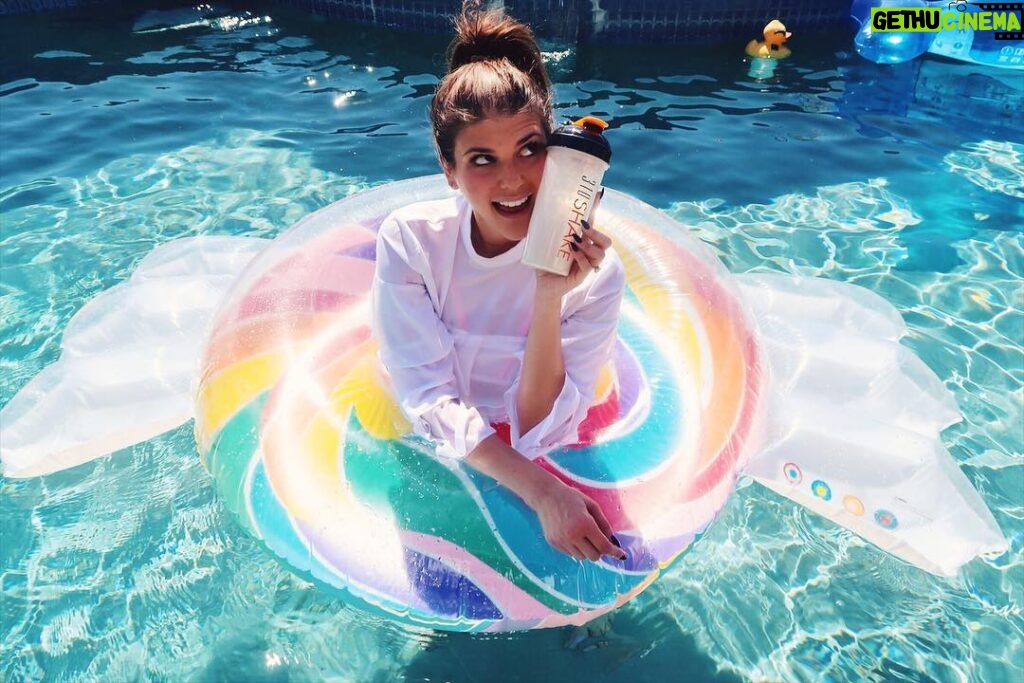Molly Tarlov Instagram - Used to be actual candy around my stomach but now it's just a floatie! 🍬🙊 I am slowly but surely getting my fall body on fleek!!! #310shake tastes just like candy but is only 90 calz. Speaking of which, @310nutrition has a 40% off sale goin on and free shipping if you use "310preferred" at checkout. Pool not included ☺️🏊🏼‍♀️🍭#healthyfood #cleaneating #ad Hollywood Hills
