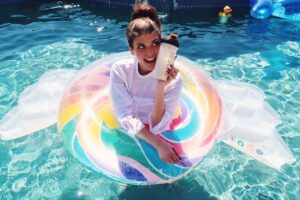 Molly Tarlov Instagram - Used to be actual candy around my stomach but now it's just a floatie! 🍬🙊 I am slowly but surely getting my fall body on fleek!!! #310shake tastes just like candy but is only 90 calz. Speaking of which, @310nutrition has a 40% off sale goin on and free shipping if you use "310preferred" at checkout. Pool not included ☺️🏊🏼‍♀️🍭#healthyfood #cleaneating #ad