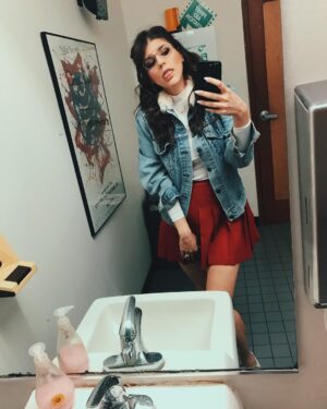 Molly Tarlov Instagram - How I show up to meetings. #professionalbaby 🤓👶🏻