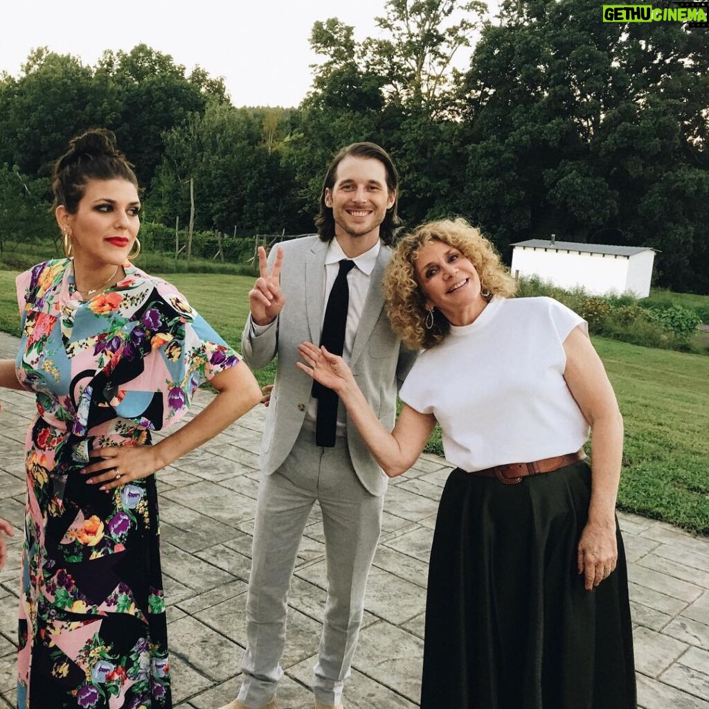 Molly Tarlov Instagram - Oy. Feeling triggered by the emmys so here’s a pic from this weekend when I was mostly triggered by my mom. What makes you feel triggered? #lifestyle #fitgirl #eatglitterforbreakfastandshineallday Northampton, Massachusetts