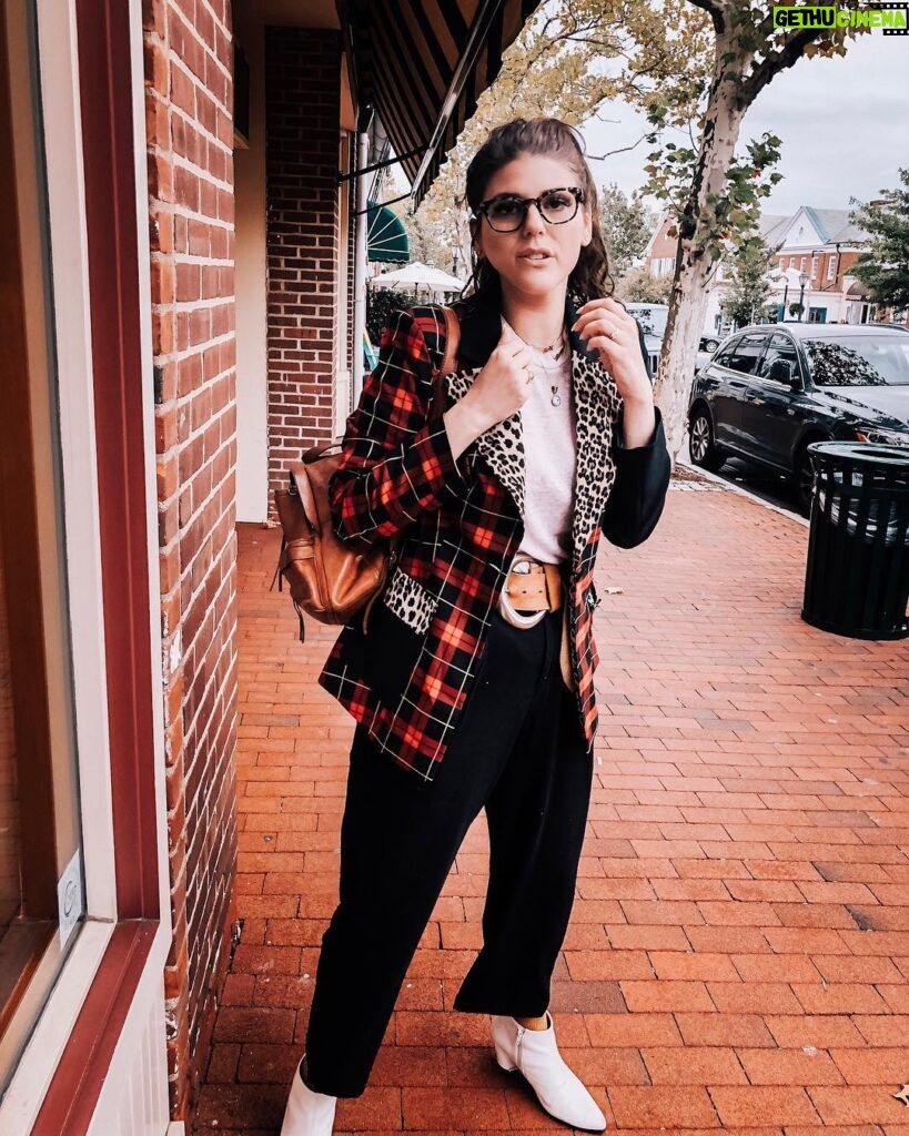 Molly Tarlov Instagram - LOOKING LIKE HALLOWEEN TOWN IN THIS BISH!!! 🎃 🍁 🍃 🍂 New Canaan, Connecticut