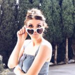 Molly Tarlov Instagram - I CANT BELIEVE IM BRITISH NOW!!!! *cue Tiny Dancer* *talk to me about Love Island* #ivegotatext #imloyalbabe #loveisland #flackattack #theamericancarolineflack #muggy Covent Garden London