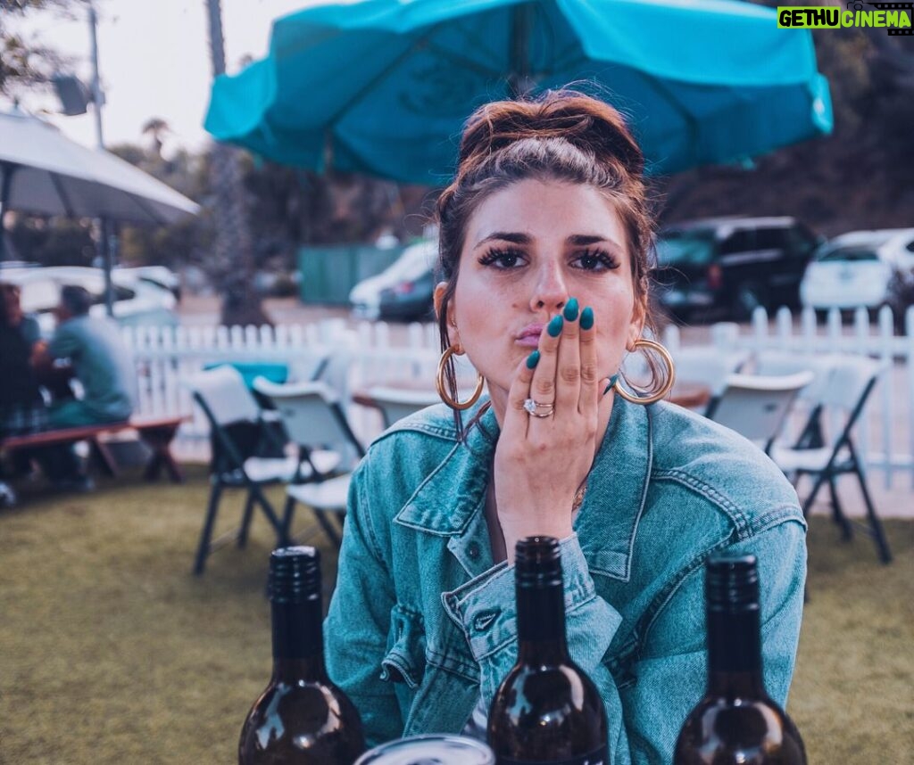 Molly Tarlov Instagram - I had no wine. I have no idea what you’re talking about. You’re drunk and sweaty. Bye. 📷: @stretchdrake Rosenthal - the Malibu Vineyard Wine Tasting Room