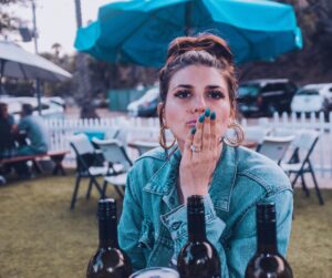 Molly Tarlov Instagram - I had no wine. I have no idea what you’re talking about. You’re drunk and sweaty. Bye. 📷: @stretchdrake