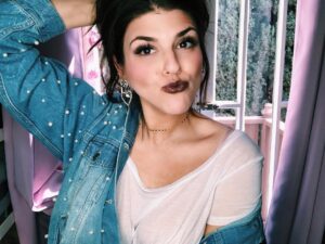 Molly Tarlov Instagram - I’m thinking brown for summer. WHO’S WITH ME? This lipstick was like $6 and I love it. I haven’t bought any Kylie in so long and I will continue to not MARK MY WORDS!!!