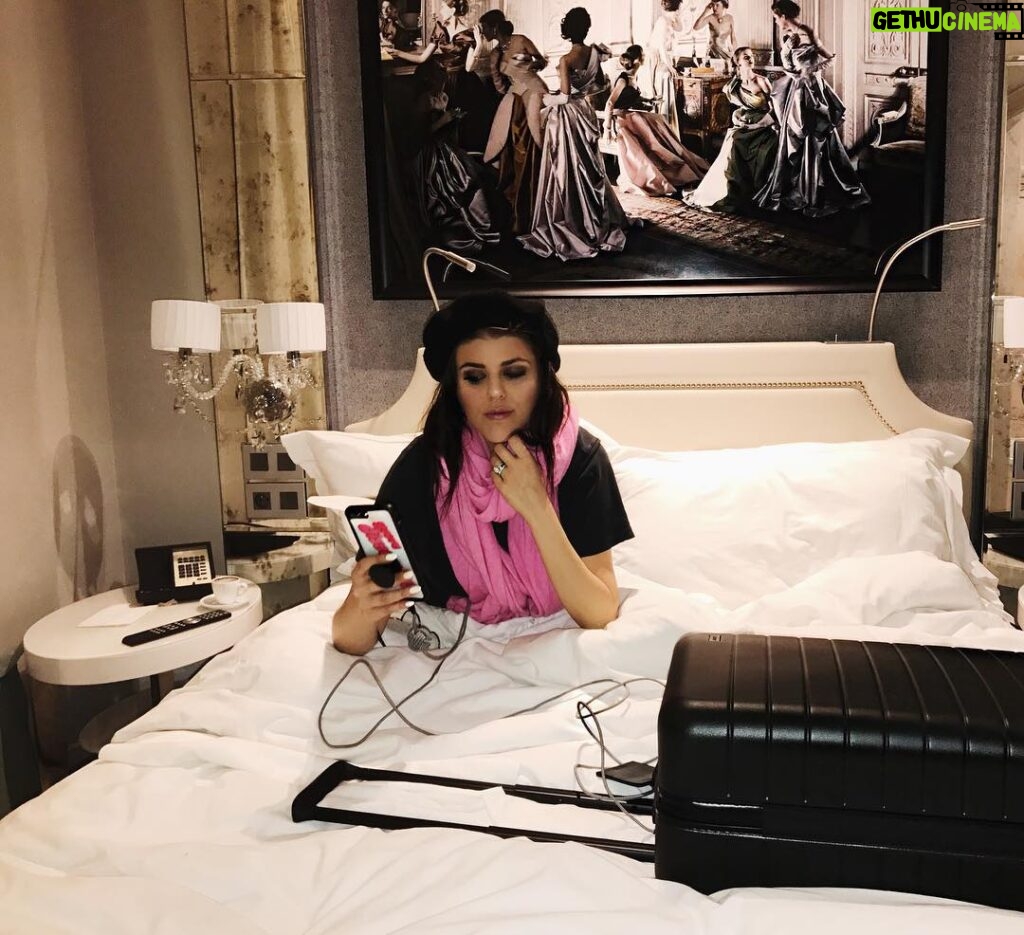 Molly Tarlov Instagram - Ok sup w that shadow face next to my bed? Also can you believe anyone in Europe believed I was American? I mean, look at that beret 👩🏻‍🎨 (yes I am charging my phone w my bag cause @away is the dopest especially when ya converters don’t work) Sofitel Paris Le Faubourg