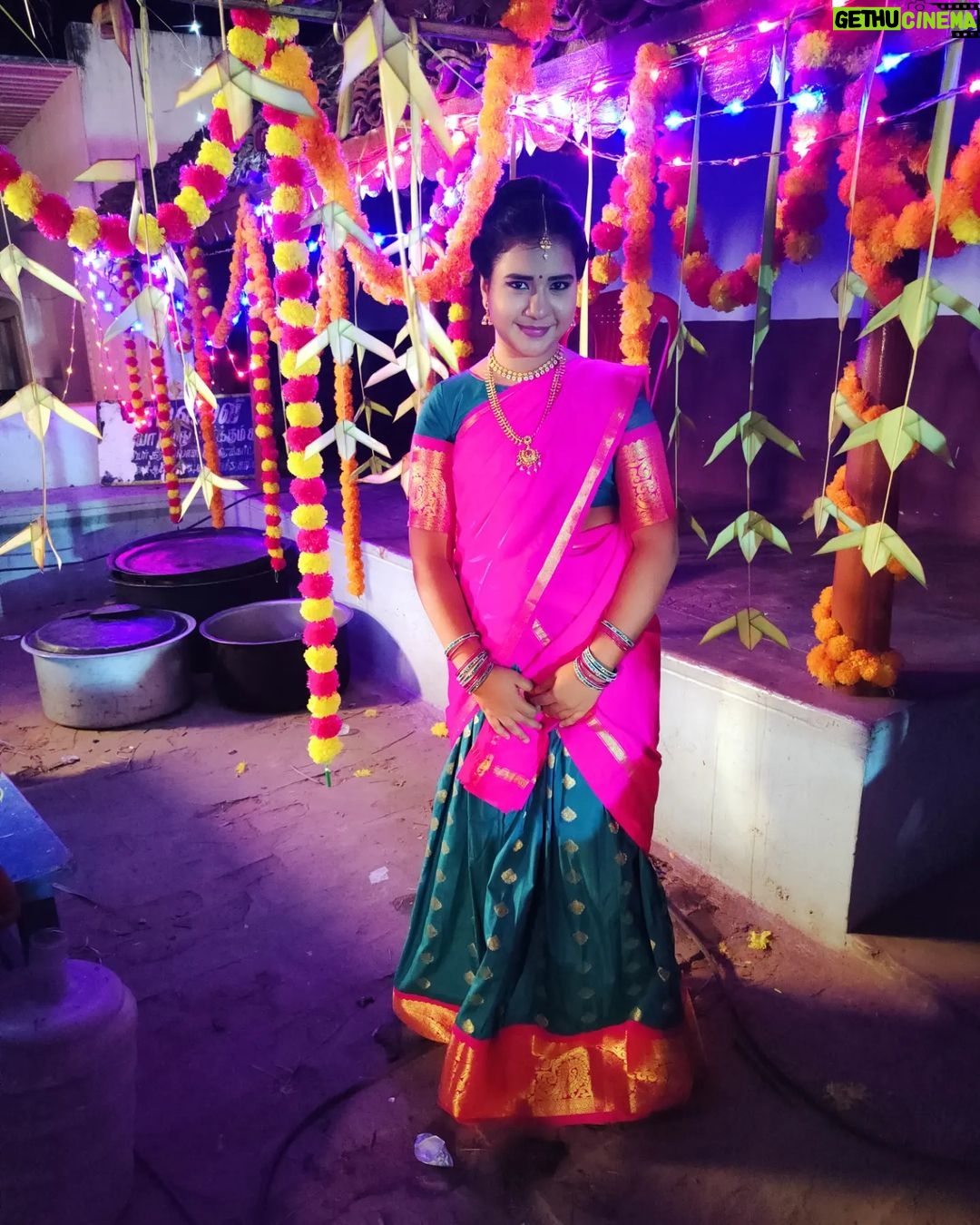 Monisha Vijay Instagram - 🫶 @zeetamizh @zeetamilapac . . #vidhyano1 #vidhyano1serial #zeetamil #zeetamilserial #actor #shooting #shootingspot #onspot #shootmode #serialactresshot #tamilserial #halfsaree #saree #pink #pinkdress #function #gettingready #ceremony #celebration