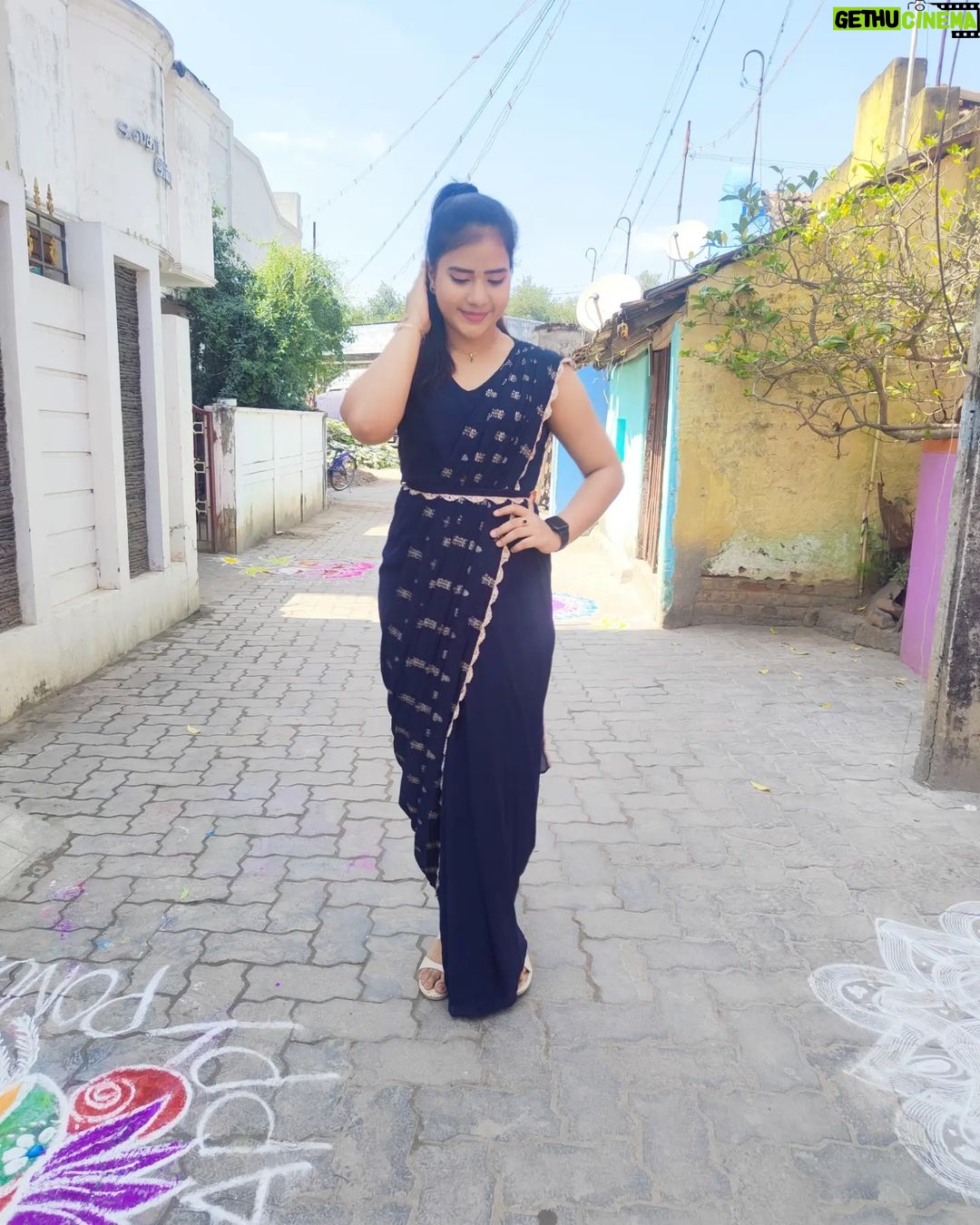 Monisha Vijay Instagram - Pongal Vibesđź’™ PS: Thanks to @varshavijay_official #pongal #pongalkolam #pongalcelebration #pongalopongal #pongal2023 #pongalvibes #pongaldress #modern #model #instafashion #instamood #instatrending #instatrend #trendingdress #sareefashion #saree #style #stylefashion #stylish #stylishlook #monishavijay #blue #bluelove #actor #suntvserialactress