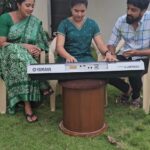 Monisha Vijay Instagram - En Kadhale🎶 Trio❤️ . . #enkadhale #enkadhaleenkadhale #duetmovie #spbsong #spb #ethirneechal #ethirneechalonsuntv #ethirneechalserial #suntv #suntvserial #suntvserialactress #kaniha #ethirneechalactor #music #pianocover #piano #singer #musician #musicvideo #jamming #jam #jammingsession #band #90ssongs