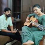 Monisha Vijay Instagram - Jamming between shots🎸 With @sabari.prasanth ✨ #guitar #guitarist #poovesempoove #ilayaraja #guitarcover #ethirneechalserial #ethirneechal #ethirneechalonsuntv #suntv #offscreen #shootlife #shootmode #singer #singer #jamming #guitarplayer #guitarlife #guitarsongs #poovesempoovesong #ilayarajasongs