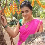 Monisha Vijay Instagram - Modern thinking, traditional look..What a perfect match! . . #ethirneechalserial #ethirneechal #ethirneechalonsuntv #ethirneechalactor #suntv #suntvserial #suntvserialactress #halfsaree #halfsarees #halfsareelove #fashionmodel #traditional #festival #festivalvibes #pink #pinkpinkpink #saree