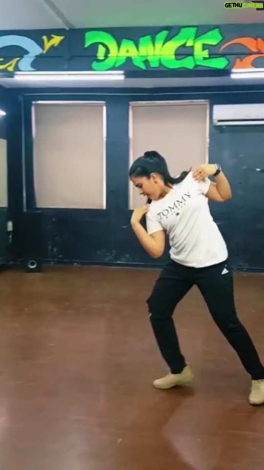 Monisha Vijay Instagram - Jehda nasha 💥 @ethirneechal_officiall @yuva_raj_sura #jehdanasha #jedanasha #jehdanashasong #jehdanashadance #jedanashadance #dance #style #ethirneechal #ethirneechalonsuntv #ethirneechalserial #dharshini #ethirneechaldharshini #suntv #gunasekaran #ethirneechalactor #westerndance #instadance #instadancer #reelsinstagram #reelitfeelit #instatrending #trending #trendingreels #trendingsongs #bollywood #instafashion #instaviral