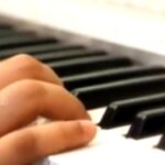 Monisha Vijay Instagram - Enna solla pogirai🎶 @kumudamonline #ennasollapogirai #ajth #kandukondenkandukonden #piano #instapiano #instapianist #keyboard #keyboards #90smusic #90stamilsong