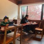 Moon Ji-Ae Instagram - 주말 아침 날이 흐리니 더 게을러질 것 같아 짐을 싸서 카페로 나왔어요. 남편이 읽을 책, 원고 작업할 제 노트북, 범민의 학습지+아이패드를 들고와 각자의 자리에 앉으니 카페의 캐롤과 음료 마시는 소리만 들려요. 커피가 유독 맛있네요. #공간21s청담