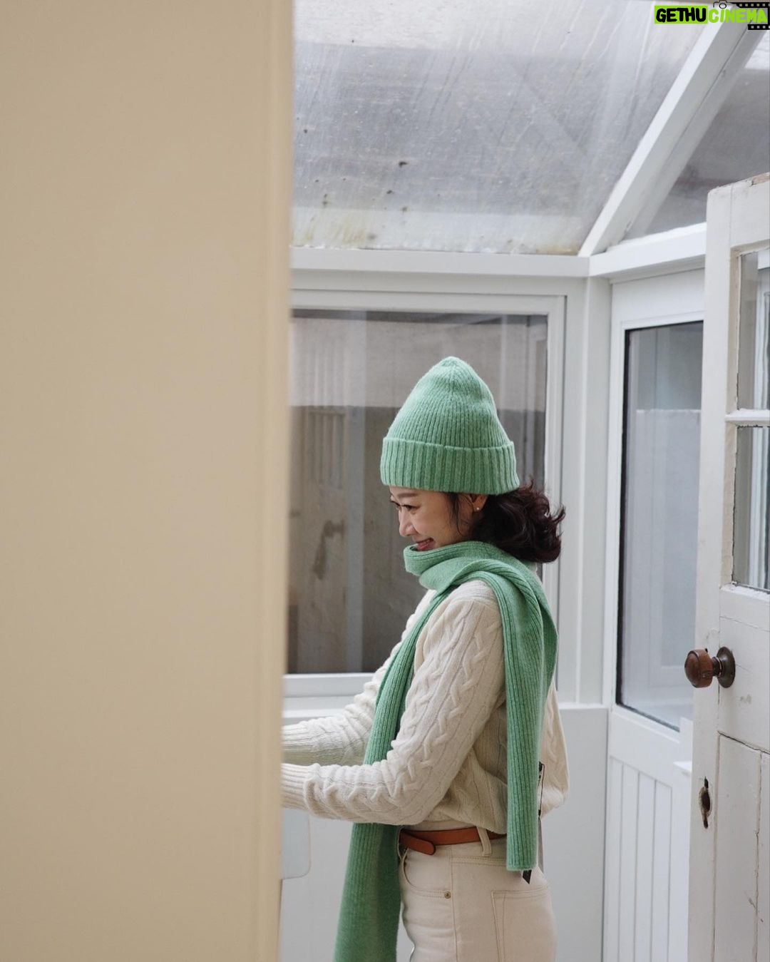 Moon Ji-Ae Instagram - Robert Mackie 스카프와 비니, 장갑을 오늘밤 소개합니다. 나만 알고 싶은 그런 것 있잖아요. 많이 알려지면 안 될 것 같고.. 그런 말씀 남겨주신 분들 계셨어요. ❤️ 내년에 전개하려했는데 지난 반응이 너무 좋아 서둘러 들여왔어요. 컬러 맞추실 필요 없고, 세트로 다 하실 필요도 없어요. 꼭 필요한 액세서리만 찾아 보면 됩니다. 저는 비니와 장갑을 추천해요. 비니는 얼굴형의 단점이 드러난다고 생각해서 꺼리는 분들계실거예요. 제가 그랬거든요. 하지만 너무 추웠던 지난해 로버트매키의 비니를 쓰기 시작하며 이 세계에 빠졌습니다. 진짜 따뜻하고요. 쓰다보면 익숙해져서 잘 어울려보여요. 저는 얼굴이 긴 편이라 “🥒오이가 되든 🍆가지가 되는 일단 추우니까 쓰자” 했다가 올 겨울에는 매일 같이 씁니다. 오이면 어떻고, 가지면 어때요. 이렇게나 따뜻한데.. 비니의 매력을 모르시는 분들께 권해드려요. 오늘 밤 9시에 만나요.