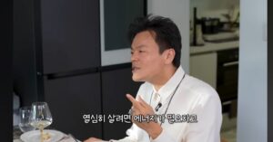 Moon Ji-Ae Instagram - 유튜브 시장이 엄청난 속도로 성장하며 이제는 제작사와 셀럽이 모두 참여하는 완벽한 채널이 돼버렸다. 넉넉한 자금과 뛰어난 인력이 투입되는데 거기에 tv를 벗어난 날것의  자유로움까지 얹어지니 사실.. 심하게 재밌다. 

몸집은 커졌지만 여전히 첫 매력을 잃지 않고 소박한 유튜브의 맛을 유지하는 #먹을텐데 는 나의 최애 유튜브 중 하나.

얼마 전 박진영님의 인터뷰는 모두의 삶의 화두인 ‘에너지’에 동력을 더해주었다. 욕망을 억누르며 '바르게 열심히 사는 것' 그리고 그냥 쭉 '심플하게 해나가는 것'. 간절하게 사랑하는 일은 모름지기 긴장과 두려움의 영역인 것. 

청룡에서 본 #박진영 님의 무대는 그래서 더 특별하게 보였다.