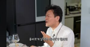 Moon Ji-Ae Instagram - 유튜브 시장이 엄청난 속도로 성장하며 이제는 제작사와 셀럽이 모두 참여하는 완벽한 채널이 돼버렸다. 넉넉한 자금과 뛰어난 인력이 투입되는데 거기에 tv를 벗어난 날것의  자유로움까지 얹어지니 사실.. 심하게 재밌다. 

몸집은 커졌지만 여전히 첫 매력을 잃지 않고 소박한 유튜브의 맛을 유지하는 #먹을텐데 는 나의 최애 유튜브 중 하나.

얼마 전 박진영님의 인터뷰는 모두의 삶의 화두인 ‘에너지’에 동력을 더해주었다. 욕망을 억누르며 '바르게 열심히 사는 것' 그리고 그냥 쭉 '심플하게 해나가는 것'. 간절하게 사랑하는 일은 모름지기 긴장과 두려움의 영역인 것. 

청룡에서 본 #박진영 님의 무대는 그래서 더 특별하게 보였다.