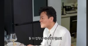 Moon Ji-Ae Instagram - 유튜브 시장이 엄청난 속도로 성장하며 이제는 제작사와 셀럽이 모두 참여하는 완벽한 채널이 돼버렸다. 넉넉한 자금과 뛰어난 인력이 투입되는데 거기에 tv를 벗어난 날것의  자유로움까지 얹어지니 사실.. 심하게 재밌다. 

몸집은 커졌지만 여전히 첫 매력을 잃지 않고 소박한 유튜브의 맛을 유지하는 #먹을텐데 는 나의 최애 유튜브 중 하나.

얼마 전 박진영님의 인터뷰는 모두의 삶의 화두인 ‘에너지’에 동력을 더해주었다. 욕망을 억누르며 '바르게 열심히 사는 것' 그리고 그냥 쭉 '심플하게 해나가는 것'. 간절하게 사랑하는 일은 모름지기 긴장과 두려움의 영역인 것. 

청룡에서 본 #박진영 님의 무대는 그래서 더 특별하게 보였다.