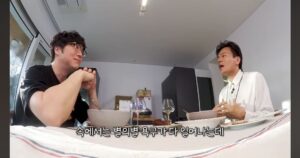 Moon Ji-Ae Instagram - 유튜브 시장이 엄청난 속도로 성장하며 이제는 제작사와 셀럽이 모두 참여하는 완벽한 채널이 돼버렸다. 넉넉한 자금과 뛰어난 인력이 투입되는데 거기에 tv를 벗어난 날것의  자유로움까지 얹어지니 사실.. 심하게 재밌다. 

몸집은 커졌지만 여전히 첫 매력을 잃지 않고 소박한 유튜브의 맛을 유지하는 #먹을텐데 는 나의 최애 유튜브 중 하나.

얼마 전 박진영님의 인터뷰는 모두의 삶의 화두인 ‘에너지’에 동력을 더해주었다. 욕망을 억누르며 '바르게 열심히 사는 것' 그리고 그냥 쭉 '심플하게 해나가는 것'. 간절하게 사랑하는 일은 모름지기 긴장과 두려움의 영역인 것. 

청룡에서 본 #박진영 님의 무대는 그래서 더 특별하게 보였다.