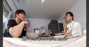 Moon Ji-Ae Instagram - 유튜브 시장이 엄청난 속도로 성장하며 이제는 제작사와 셀럽이 모두 참여하는 완벽한 채널이 돼버렸다. 넉넉한 자금과 뛰어난 인력이 투입되는데 거기에 tv를 벗어난 날것의  자유로움까지 얹어지니 사실.. 심하게 재밌다. 

몸집은 커졌지만 여전히 첫 매력을 잃지 않고 소박한 유튜브의 맛을 유지하는 #먹을텐데 는 나의 최애 유튜브 중 하나.

얼마 전 박진영님의 인터뷰는 모두의 삶의 화두인 ‘에너지’에 동력을 더해주었다. 욕망을 억누르며 '바르게 열심히 사는 것' 그리고 그냥 쭉 '심플하게 해나가는 것'. 간절하게 사랑하는 일은 모름지기 긴장과 두려움의 영역인 것. 

청룡에서 본 #박진영 님의 무대는 그래서 더 특별하게 보였다.