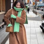 Moon Ji-Ae Instagram - 얼마만의 서촌나들이인지, 그림책학교를 지나는 길은 반가웠고 예전 추억들을 소환하기도 했어요. 올해가 저물어 가며 내년 #생활명품애 준비에 한창입니다. 기존에 잘 하던 것을 계속해서 유지해야겠지만, 새로운 영역의 확장도 두려워하지 않으려고 해요. 멀리 #영국 에서 온 브랜드 담당자를 미팅하고, 머리를 뜯으며 고민한 끝에 대략적인 내년 상품들을 셀렉했습니다. 국내에는 낯설수 있지만 #역사 와 #전통 을 지닌 브랜드들과 점차 저희만의 상품군을 넓혀갈 수 있을 것 같아요. 오늘의 추위도 잊을만큼 재밌고 열의에 불탄 하루였어요. 이제 자야합니다.🐽💤