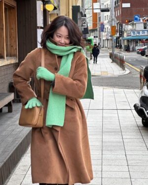 Moon Ji-Ae Instagram - 얼마만의 서촌나들이인지, 
그림책학교를 지나는 길은 반가웠고 
예전 추억들을 소환하기도 했어요.

올해가 저물어 가며 내년 #생활명품애 준비에 한창입니다. 
기존에 잘 하던 것을 계속해서 유지해야겠지만, 
새로운 영역의 확장도 두려워하지 않으려고 해요. 

멀리 #영국 에서 온 브랜드 담당자를 미팅하고, 
머리를 뜯으며 고민한 끝에 
대략적인 내년 상품들을 셀렉했습니다. 

국내에는 낯설수 있지만 
#역사 와 #전통 을 지닌 브랜드들과 
점차 저희만의 상품군을 넓혀갈 수 있을 것 같아요. 

오늘의 추위도 잊을만큼 
재밌고 열의에 불탄 하루였어요. 
이제 자야합니다.🐽💤