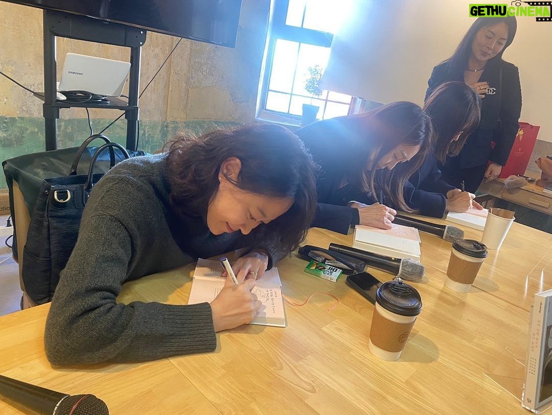 Moon Ji-Ae Instagram - 기다렸던 일정이었어요. 혼자 기차를 타고, 커피도 한잔, 노트북을 켜고 톡닥거리면서 3시간을 보낼 기대를하면서요. 그런데 정말 좋았던 건 #북토크 를 시작하고 나서더라고요. 이른 시간부터 자리를 가득 채워주신 모든 엄마들과 유일한 아빠의 진솔한 이야기에서 서툴지만 최선을 다하고 있는 우리의 모습을 보았기 때문이겠죠. 서로에게 의지하는 기분이 들었던 시간이었어요. 여러분들이 추천해주신 식당들 중에 #이재모피자 도 맛보고, 체하지 않을 만큼 빠르게 입에 넣은 후 다시 서울행 기차에 올랐습니다. 어제 함께 해주신 분들 감사합니다.