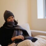 Moon Ji-Ae Instagram - 넉넉한 사이즈의 목도리를 좋아합니다. 등에 척하고 걸치는 숄 타입이요. 스코틀랜드의 Robert Mackie 는 1845년에 설립돼 200년 가까운 역사를 가진 니트 액세서리 브랜드예요. 이 브랜드의 오랜 전통과 자부심 그리고 특유의 무드를 좋아해왔는데 생활명품애에 들어오지 않았겠어요? 바로 오늘 입니다. 100% 램스울을 브러시 처리를 하여 일부러 보풀을 일으켜 가볍고 따뜻하며 부드러운 터치감을 느낄 수 있는 아이템이에요. 쓸수록 느껴지는 고급스러움과 특유의 터치감을 오래 즐기실 수 있으실 거예요. 모자와 스카프 개별 구매 가능하고요. 저희는 모든 준비를 마쳤습니다. 🧣오늘 밤 9시에 만날게요.